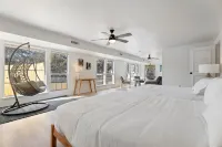 4000 Sqft Lakefront Retreat Private Hot Tub #NH Hotels in Warr Acres