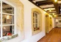 Altes Pfarrhaus Hotel Und Restaurant فنادق في Bad uberkingen