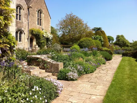 Great Ashley Farm Bed and Breakfast & Shepherds Huts Отели рядом с достопримечательностью «Tithe Barn»