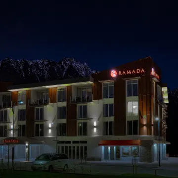 Ramada Suites by Wyndham Queenstown Remarkables Park Отели рядом с достопримечательностью «Пивоварня Altitude Brewing»