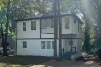 Convenient Access to Airport and Downtown - Modern Retreat Hotels in East Point