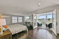 Artistic & Charming 2-bedroom house on quiet lake near NASA and Galveston