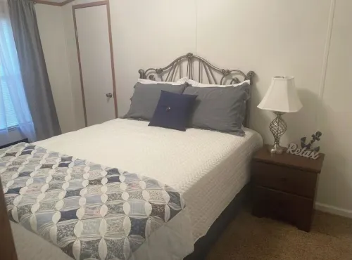 Charming 3 bedroom lake front house in Gilbertsville with WiFi and AC