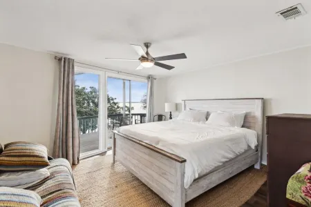 Lone Star Lake Cottage, SUNSET VIEWS, NEW deck/boat dock/putting green