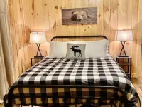 Sleepy Hollow 2-bedroom cabin with Hot Tub, WiFi near Red River Gorge Hotels in Menifee County