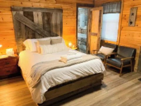 "Moon Glow" Cabin - Cozy Climber Retreat in Muir Valley w/ Hot-tub!