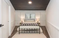 Private Cozy Cabin in the woods minutes from Baldwin with WiFi, AC and Hot Tub