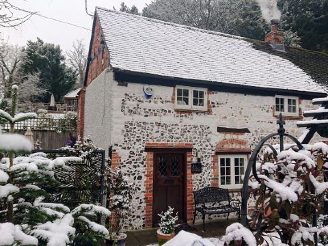 Charming 17th Century 2-Bed Cottage in Medmenham