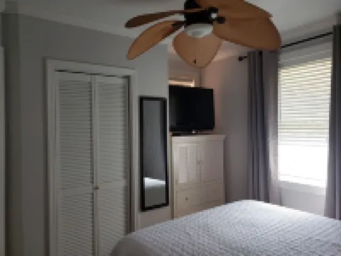Cooper Flats-Upstairs - 2 Blocks to the Beach & to Downtown FB, Extraordinary!