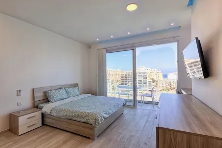 Seafront Penthouse Triplex- Roof Terrace & Hot Tub