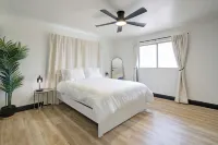 Perfect modern space to relax & play. Central & close to all attractions!