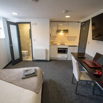 Spacious Comfortable Studio Near the University Hotels near Selly Manor