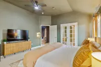 Spacious 5-bedroom house in charming Cypress - Hot Tub - Game Tables - Office 사이프레스 호텔