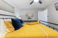 Stylish 1BR/1BA - Fireplace - Heated Patio - Hot Tub - King Bed