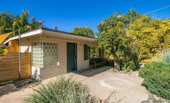 Bright & Cozy Mid Town Zen Yard Studio!