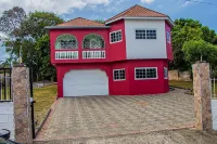 The Hamilton's Nature Villa Hoteles cerca de St. Ann's Bay Library
