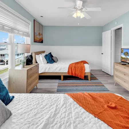 Huge Beach House: Pool & Arcade
