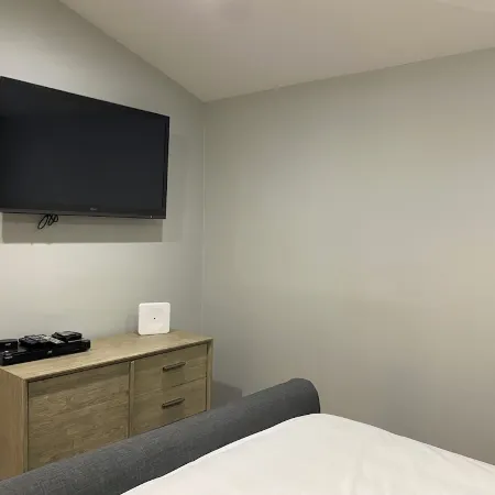 Guest House in Prime Area!