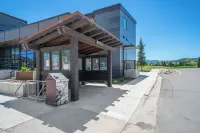 Amazing Mountain Views, on Golf Course, Hot Tub & Pool, Walk to Ski Shuttle!