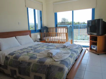 Luxury Villa With Swimming Pool, 3 Minutes From The Beach Ang Big Private Garden Отели в г. Героскипу