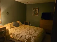 Charming 2-bedroom apartment with outdoor hot tub in rural area, private yard. Hotels in Barry County