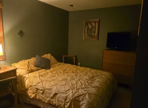 Charming 2-bedroom apartment with outdoor hot tub in rural area, private yard.