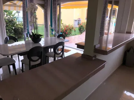 Luxury Villa Bel Air for 6 people with swimming pool, terrace and garden Отели в г. Капестер-Бель-О