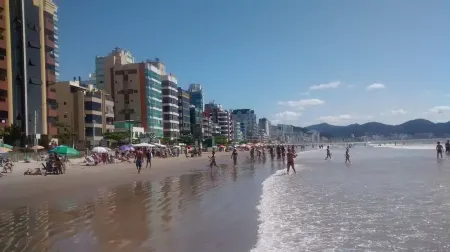 Nice fit, walk in the sand and great location Отели в г. Itapema