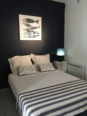 Superb modern studio in typical neighborhood