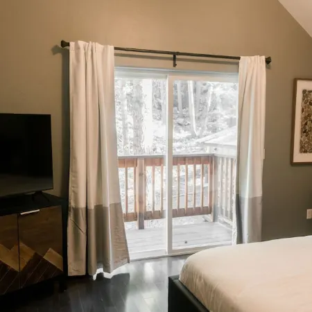 New! Modern mountain retreat. Bar, garage, luxurious backyard patio. Pristine!