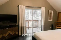 New! Modern mountain retreat. Bar, garage, luxurious backyard patio. Pristine!