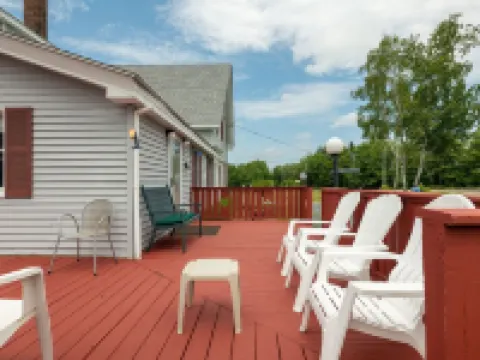 5BR 3 Bath-The Maine House@Twin Hills Cottages Hotels in Ellsworth