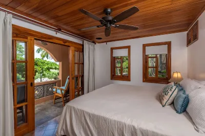NEW-LISTING-Beautiful Villa Steps From The Beach. Hotels in 