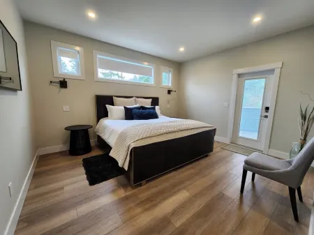 New pet friendly house with amazing mountain and water views Отели в г. Нанаймо