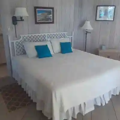 The feeling of an Island apart, surrounded by water! Convenient location. Rooms