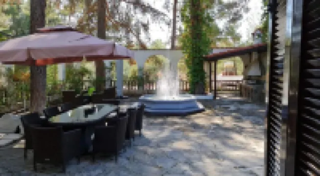 Charming Villa in Moniatis, Cyprus - Private Pool & Garden โรงแรมใน