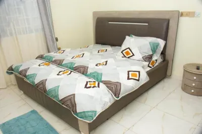 DAA DINGBE SUITES - Luxury Two Bedroom Apartment #3 Hôtels à : 