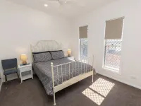 Pantowora Beach Gem. Close to the beach and shops. Hotels in Corlette