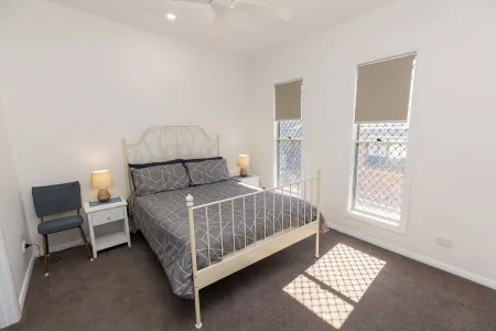 Pantowora Beach Gem. Close to the beach and shops.