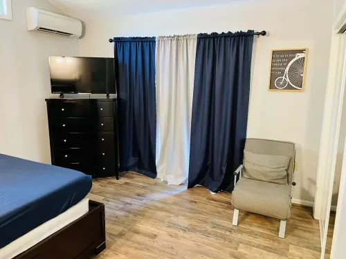 Contemporary, Comfortable, Well Appointed Home with 4-6 person Hot Tub!