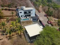 5BR Nakamoto Surf House near El Sunzal & El Tunco Hotel a 