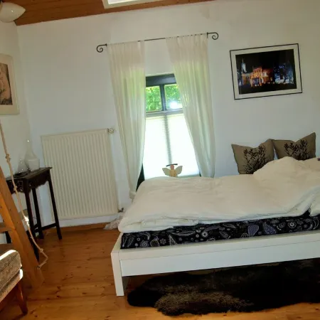 Old forester's house in the nature park, surrounding area of Berlin, own terrace, sauna, WiFi