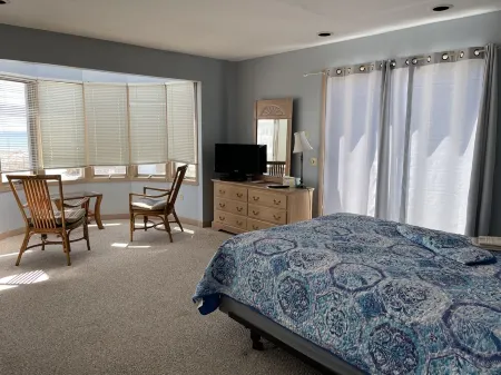 Beach House in Misquamicut! Отели рядом с достопримечательностью «Ocean House Beach»