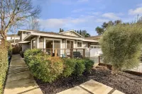 Urban Elegance in Wine Country: Unwind Just Steps from Healdsburg Plaza! Hotels in Healdsburg