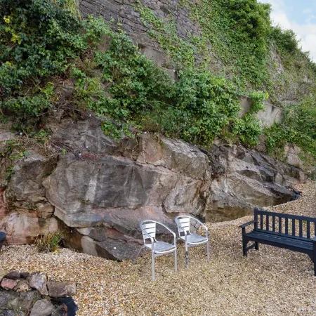 Peaceful, Homely, Pet Friendly with Private Parking - Holiday Apartment 13B
