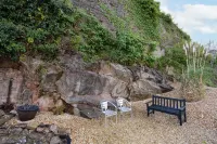 Peaceful, Homely, Pet Friendly with Private Parking - Holiday Apartment 13B