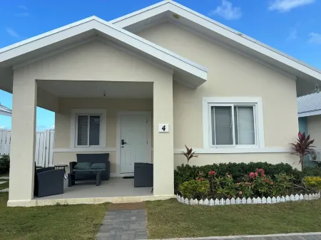 Seamist Holiday home with Spectacular Mountain View,  walk to beach pool gym Отели в г. Лусеа