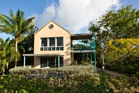 Grace Bay Beach 7Acre Resort: MainHouse Ocean Views+Pool+Oceanfront+Lush Gardens Отели в г. The Bight Settlement