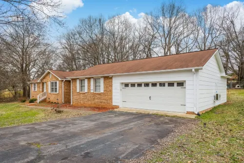 Spacious & Modern Retreat with Game Room Hotels in Valley Falls