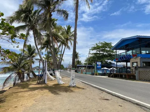 Family style retreat -6 minutes tot he beach and restaurant bar strip Отели в г. Агуада